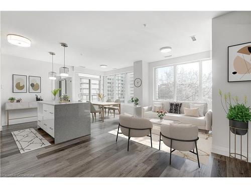 207-500 Brock Avenue, Burlington, ON - Indoor Photo Showing Living Room