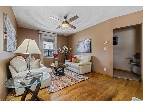 89 Belview Avenue, Hamilton, ON - Indoor Photo Showing Living Room