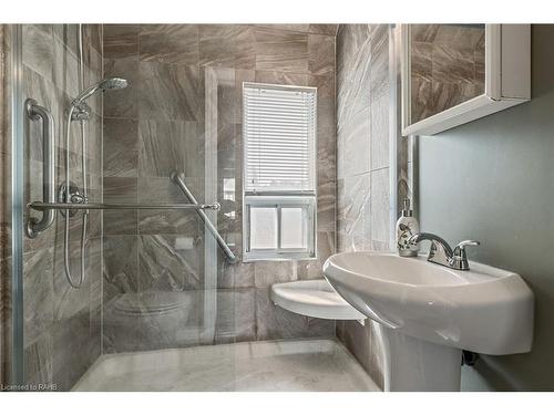 89 Belview Avenue, Hamilton, ON - Indoor Photo Showing Bathroom