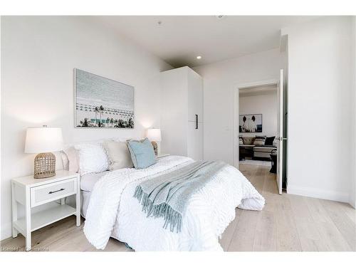 2001-500 Brock Avenue, Burlington, ON - Indoor Photo Showing Bedroom