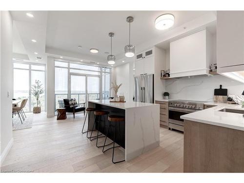 2001-500 Brock Avenue, Burlington, ON - Indoor Photo Showing Kitchen With Upgraded Kitchen