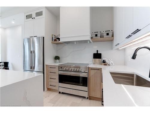 2001-500 Brock Avenue, Burlington, ON - Indoor Photo Showing Kitchen With Upgraded Kitchen