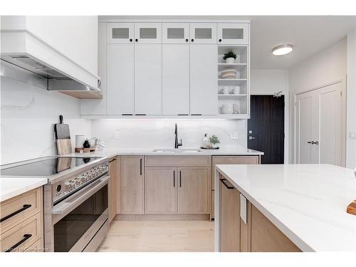 2001-500 Brock Avenue, Burlington, ON - Indoor Photo Showing Kitchen With Upgraded Kitchen