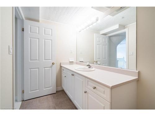 102-111 Grey Street, Brantford, ON - Indoor Photo Showing Bathroom