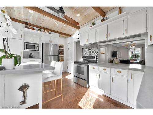 35 Glendale Avenue N, Hamilton, ON - Indoor Photo Showing Kitchen