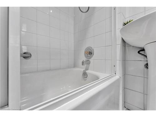 35 Glendale Avenue N, Hamilton, ON - Indoor Photo Showing Bathroom