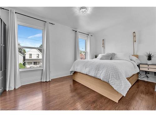 35 Glendale Avenue N, Hamilton, ON - Indoor Photo Showing Bedroom