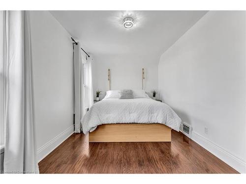 35 Glendale Avenue N, Hamilton, ON - Indoor Photo Showing Bedroom