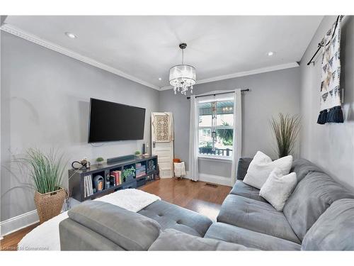 35 Glendale Avenue N, Hamilton, ON - Indoor Photo Showing Living Room