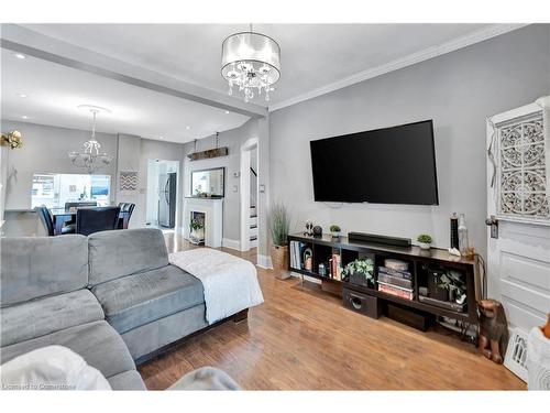 35 Glendale Avenue N, Hamilton, ON - Indoor Photo Showing Living Room