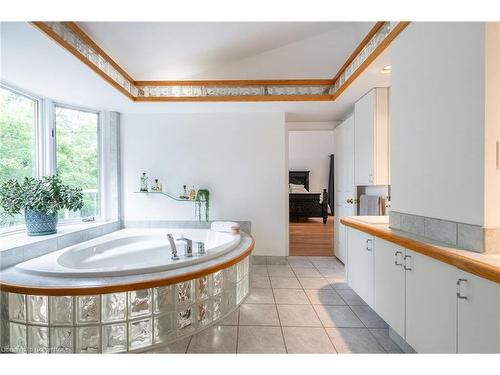 774 Old Dundas Road, Ancaster, ON - Indoor Photo Showing Bathroom