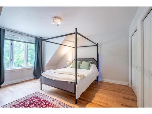 774 Old Dundas Road, Ancaster, ON - Indoor Photo Showing Bedroom