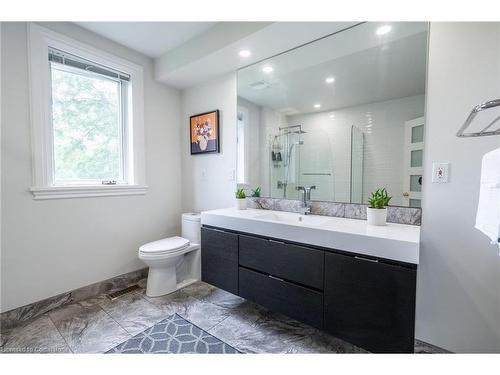 774 Old Dundas Road, Ancaster, ON - Indoor Photo Showing Bathroom