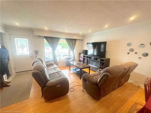 70 Ellis Avenue, Hamilton, ON - Indoor Photo Showing Living Room