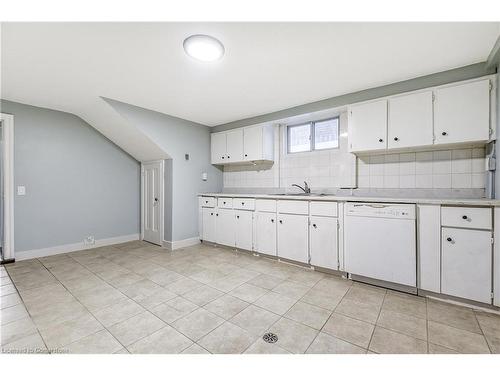 5 Bartlett Street, Niagara Falls, ON - Indoor Photo Showing Kitchen