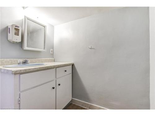 5 Bartlett Street, Niagara Falls, ON - Indoor Photo Showing Bathroom