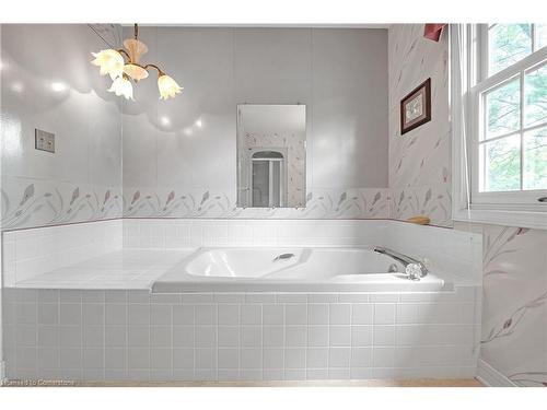 1243 Nathaniel Crescent, Burlington, ON - Indoor Photo Showing Bathroom