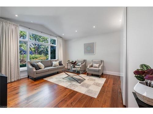 212 Lakeside Avenue, Burlington, ON - Indoor Photo Showing Living Room