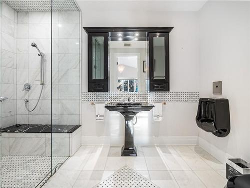 212 Lakeside Avenue, Burlington, ON - Indoor Photo Showing Bathroom