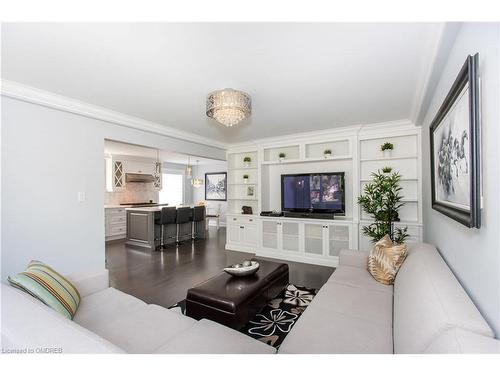 36 Cumberland Drive, Mississauga, ON - Indoor Photo Showing Living Room