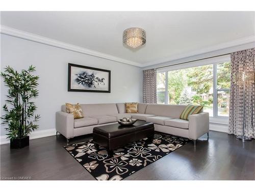 36 Cumberland Drive, Mississauga, ON - Indoor Photo Showing Living Room