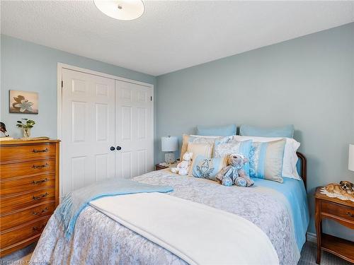 2079 Hunters Wood Drive, Burlington, ON - Indoor Photo Showing Bedroom