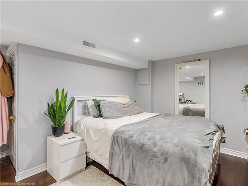 2079 Hunters Wood Drive, Burlington, ON - Indoor Photo Showing Bedroom