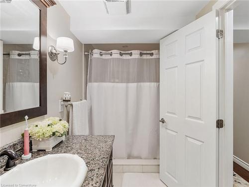 2079 Hunters Wood Drive, Burlington, ON - Indoor Photo Showing Bathroom