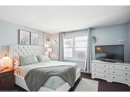 B-2101 Meadowbrook Road, Burlington, ON - Indoor Photo Showing Bedroom