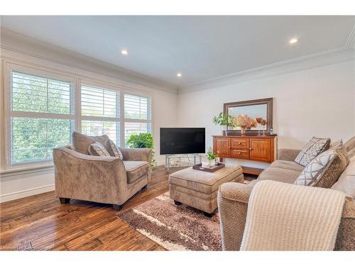 27 Hoover Crescent, Hamilton, ON - Indoor Photo Showing Living Room