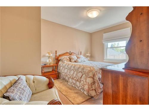 27 Hoover Crescent, Hamilton, ON - Indoor Photo Showing Bedroom