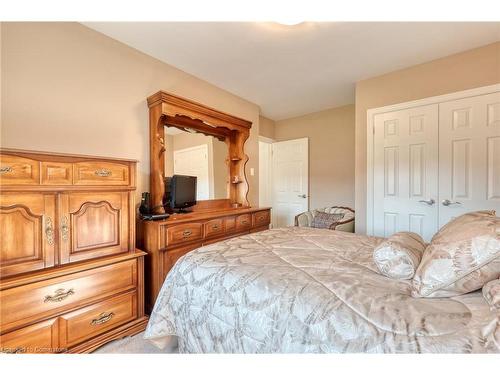 27 Hoover Crescent, Hamilton, ON - Indoor Photo Showing Bedroom