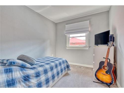 27 Hoover Crescent, Hamilton, ON - Indoor Photo Showing Bedroom