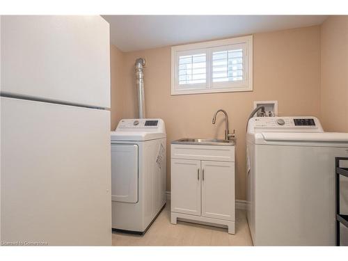 27 Hoover Crescent, Hamilton, ON - Indoor Photo Showing Laundry Room