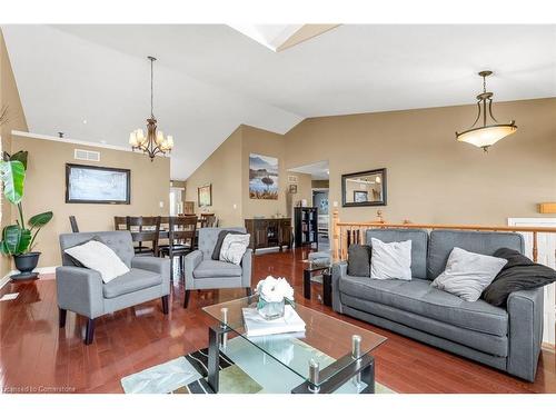 8301 Mullen Court, Niagara Falls, ON - Indoor Photo Showing Living Room