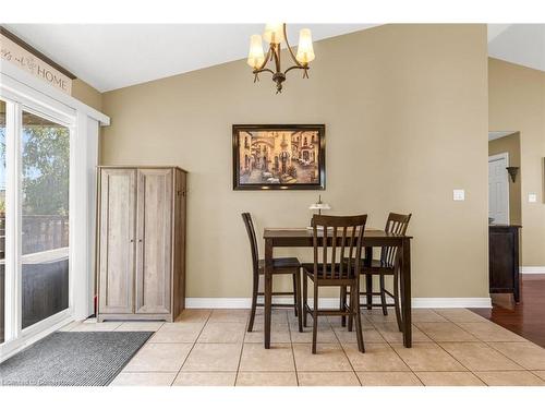 8301 Mullen Court, Niagara Falls, ON - Indoor Photo Showing Dining Room