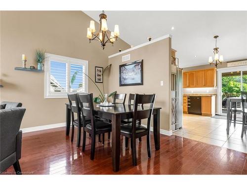 8301 Mullen Court, Niagara Falls, ON - Indoor Photo Showing Dining Room