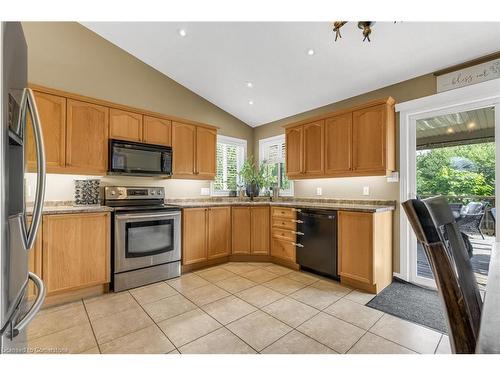 8301 Mullen Court, Niagara Falls, ON - Indoor Photo Showing Kitchen