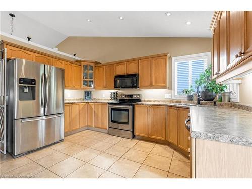 8301 Mullen Court, Niagara Falls, ON - Indoor Photo Showing Kitchen