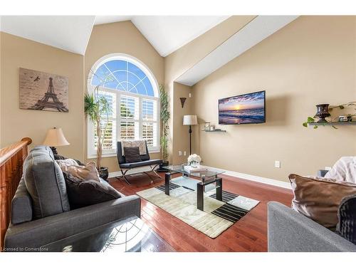 8301 Mullen Court, Niagara Falls, ON - Indoor Photo Showing Living Room