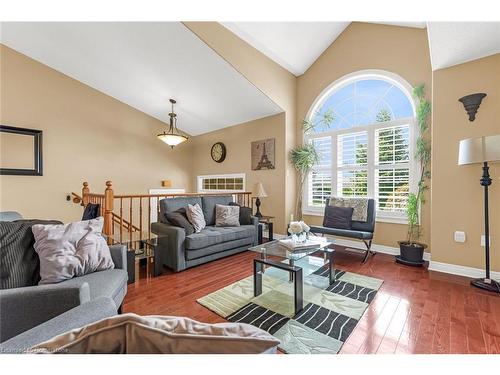 8301 Mullen Court, Niagara Falls, ON - Indoor Photo Showing Living Room