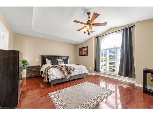 8301 Mullen Court, Niagara Falls, ON - Indoor Photo Showing Bedroom