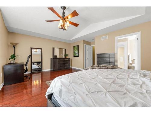 8301 Mullen Court, Niagara Falls, ON - Indoor Photo Showing Bedroom