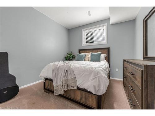 8301 Mullen Court, Niagara Falls, ON - Indoor Photo Showing Bedroom