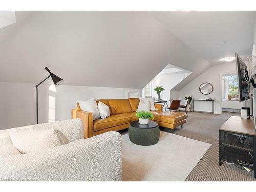 3223 Lakeshore Road, Burlington, ON - Indoor Photo Showing Living Room