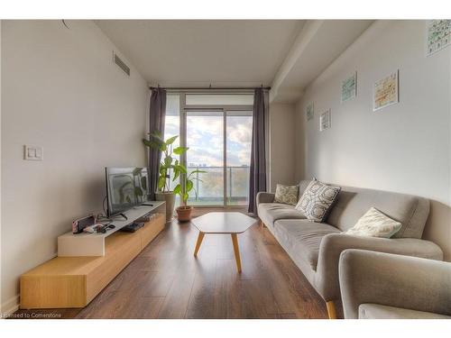 401-52 Forest Manor Road, North York, ON - Indoor Photo Showing Living Room