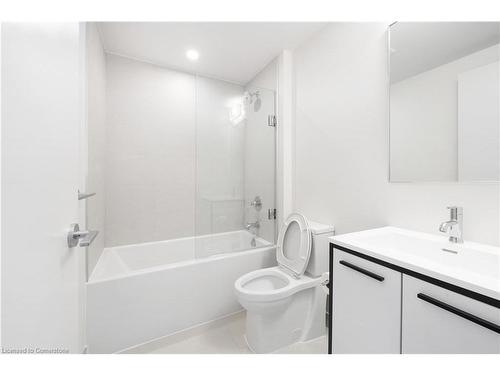 703-385 Winston Road, Grimsby, ON - Indoor Photo Showing Bathroom