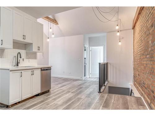 27 Grove Street, Hamilton, ON - Indoor Photo Showing Kitchen