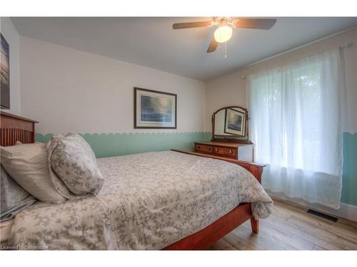 1095 Governors Road, Dundas, ON - Indoor Photo Showing Bedroom