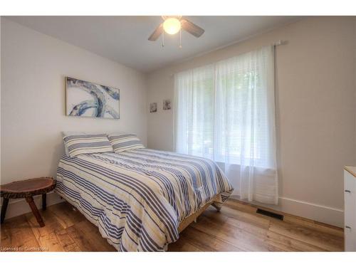 1095 Governors Road, Dundas, ON - Indoor Photo Showing Bedroom